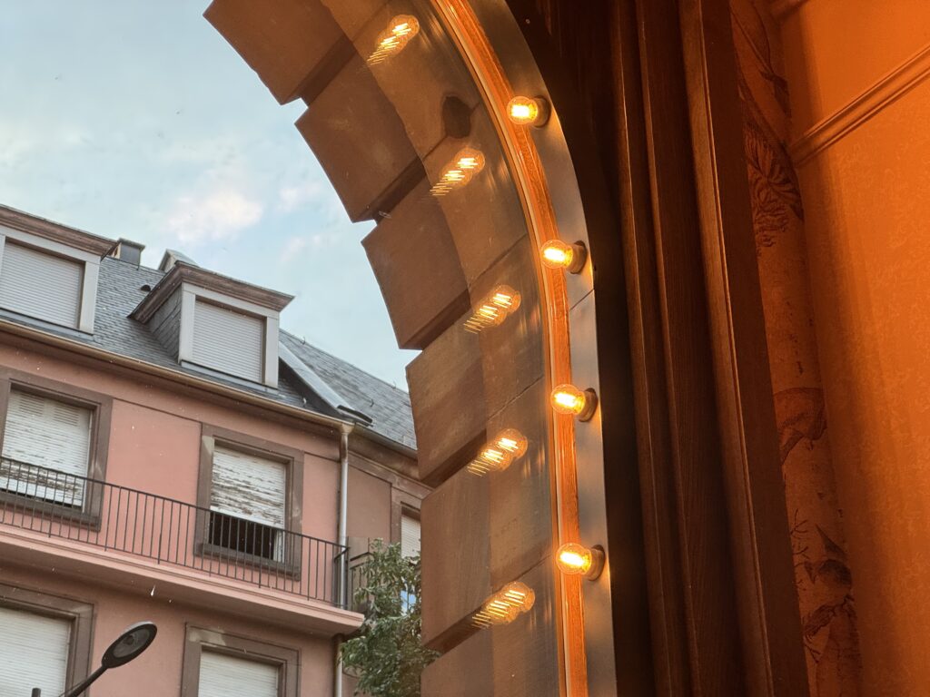 Détail de l'éclairage de l'arcade de la Brasserie Louise à Strasbourg avec ampoules à filament montées sur profilé.