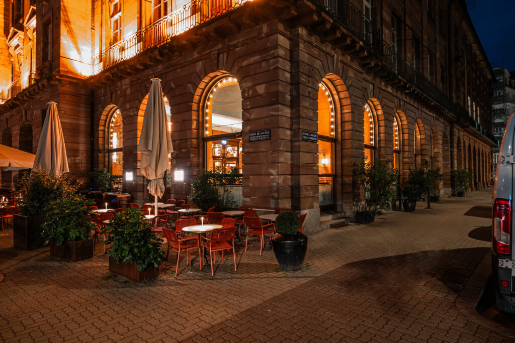 Façade de la Brasserie Louise à Strasbourg avec mise en lumière des arcades par ampoules à filament LED.
