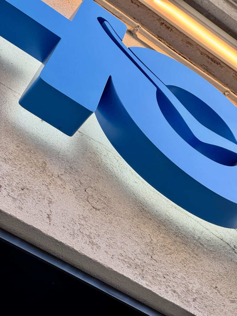 Détail des lettres boîtiers de l’enseigne de façade de la boutique HOKA Le Marais.