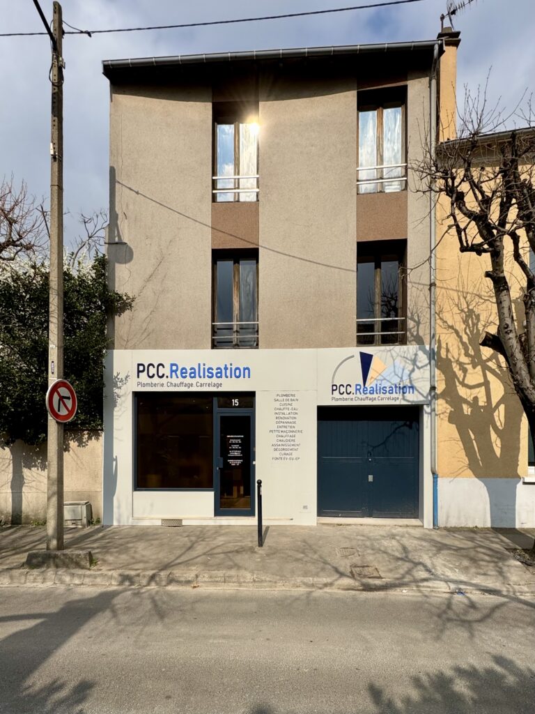 Façade du siège de PCC.Réalisation avec habillage en tôles peintes sur châssis aluminium